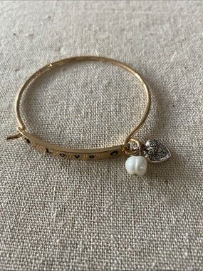Boutique Heavy Gold Tone Love Wire Bangle Real Pearl Heart Charm OS EUC